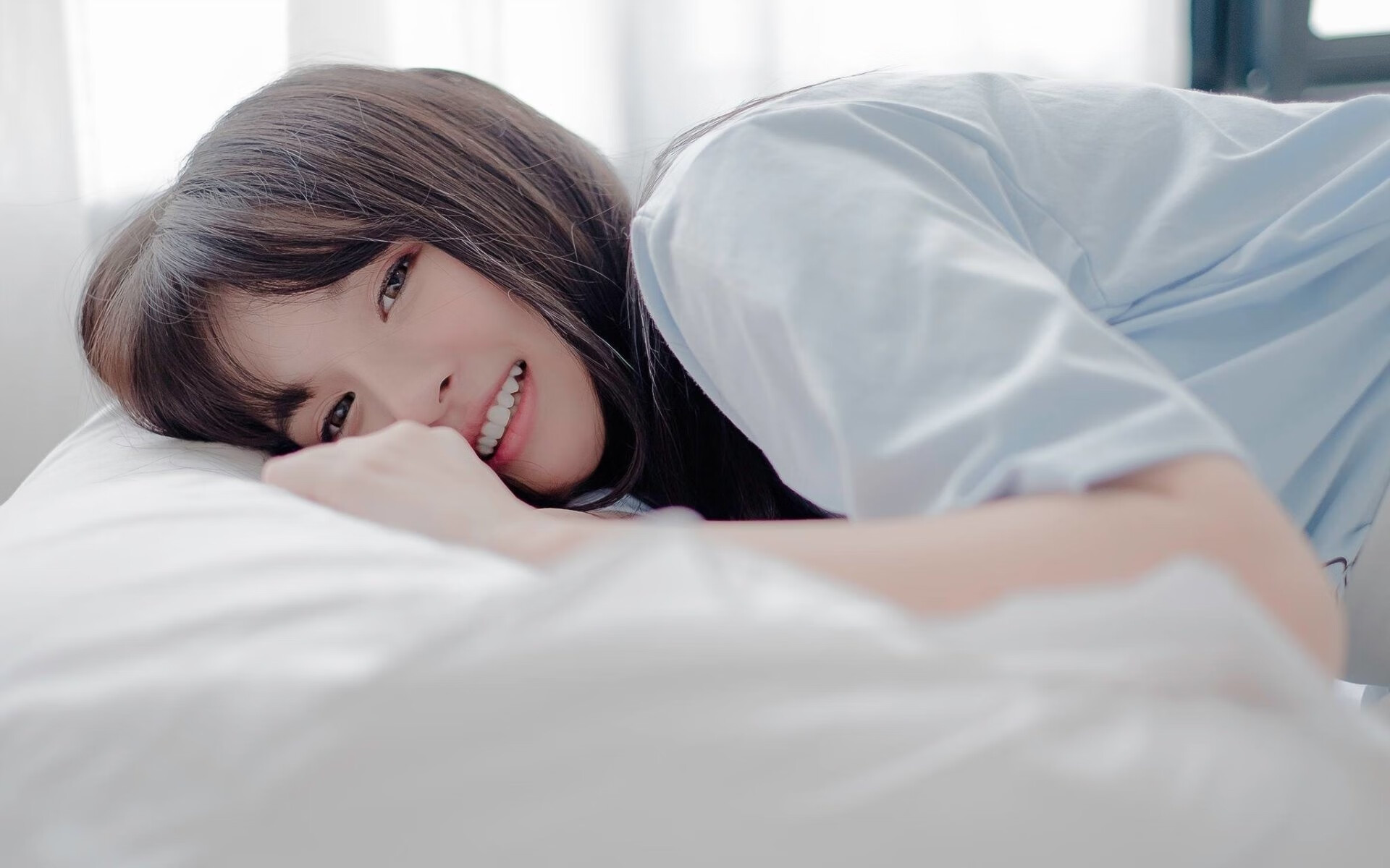 _红土季节:泥泞中的坚韧与荣耀_,红泥土里的是什么石头